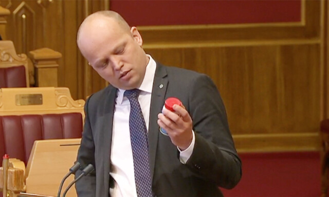 Sukkeravgiftdebatten: Sp-leder tok med vitaminbjørner og sjokoladekjeks på Stortinget